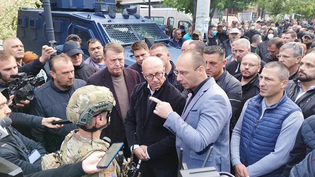 Okupljeni Srbi u Zvečanu zahtevaju da se specijalna policija povuče. Uzvikuju idite, idite i ovo je Srbija (19).jpg