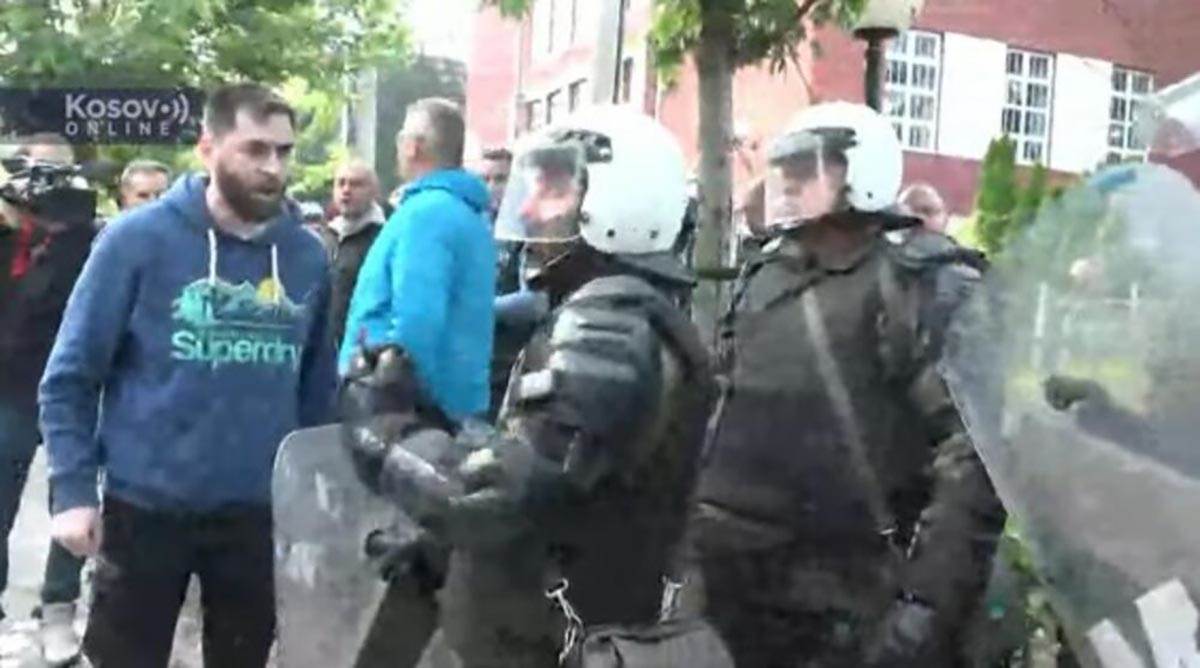 Okupljeni Srbi u Zvečanu zahtevaju da se specijalna policija povuče. Uzvikuju idite, idite i ovo je Srbija (18).jpg