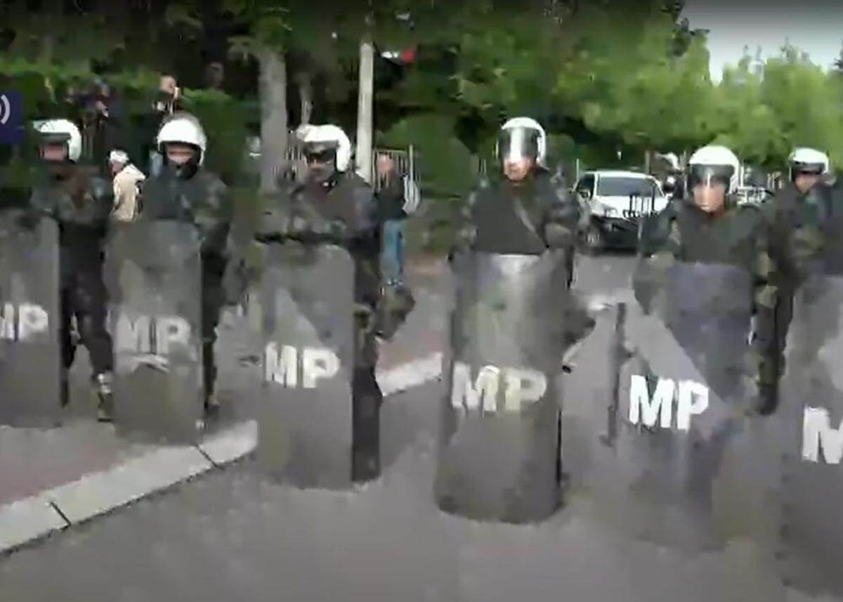 Okupljeni Srbi u Zvečanu zahtevaju da se specijalna policija povuče. Uzvikuju idite, idite i ovo je Srbija (17).jpg