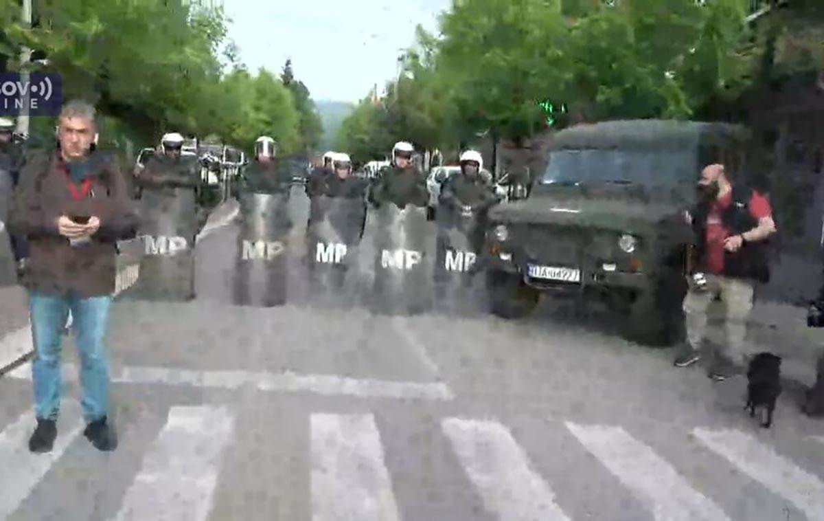 Okupljeni Srbi u Zvečanu zahtevaju da se specijalna policija povuče. Uzvikuju idite, idite i ovo je Srbija (16).jpg