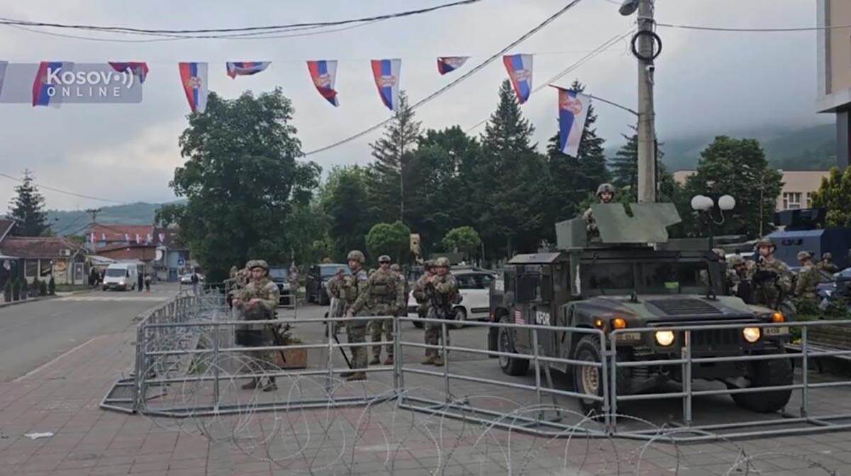 Okupljeni Srbi u Zvečanu zahtevaju da se specijalna policija povuče. Uzvikuju idite, idite i ovo je Srbija (15).jpg