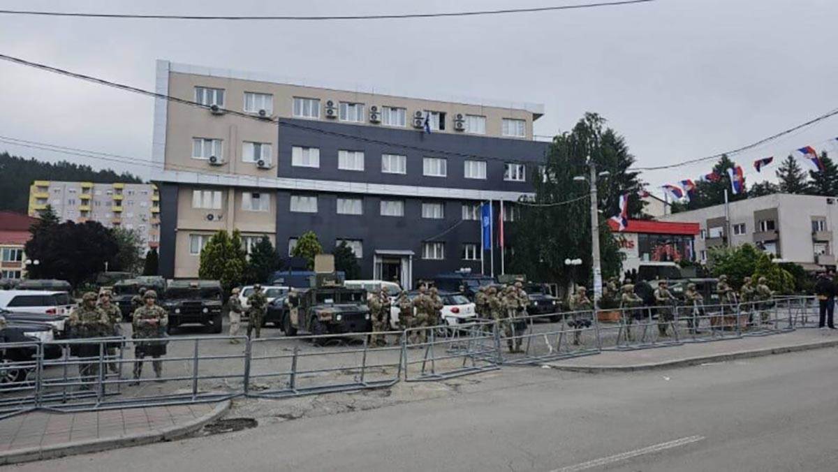 Okupljeni Srbi u Zvečanu zahtevaju da se specijalna policija povuče. Uzvikuju idite, idite i ovo je Srbija (14).jpg