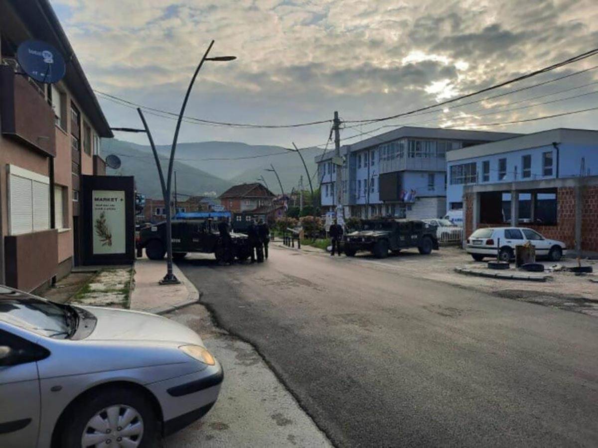 Okupljeni Srbi u Zvečanu zahtevaju da se specijalna policija povuče. Uzvikuju idite, idite i ovo je Srbija (13).jpg