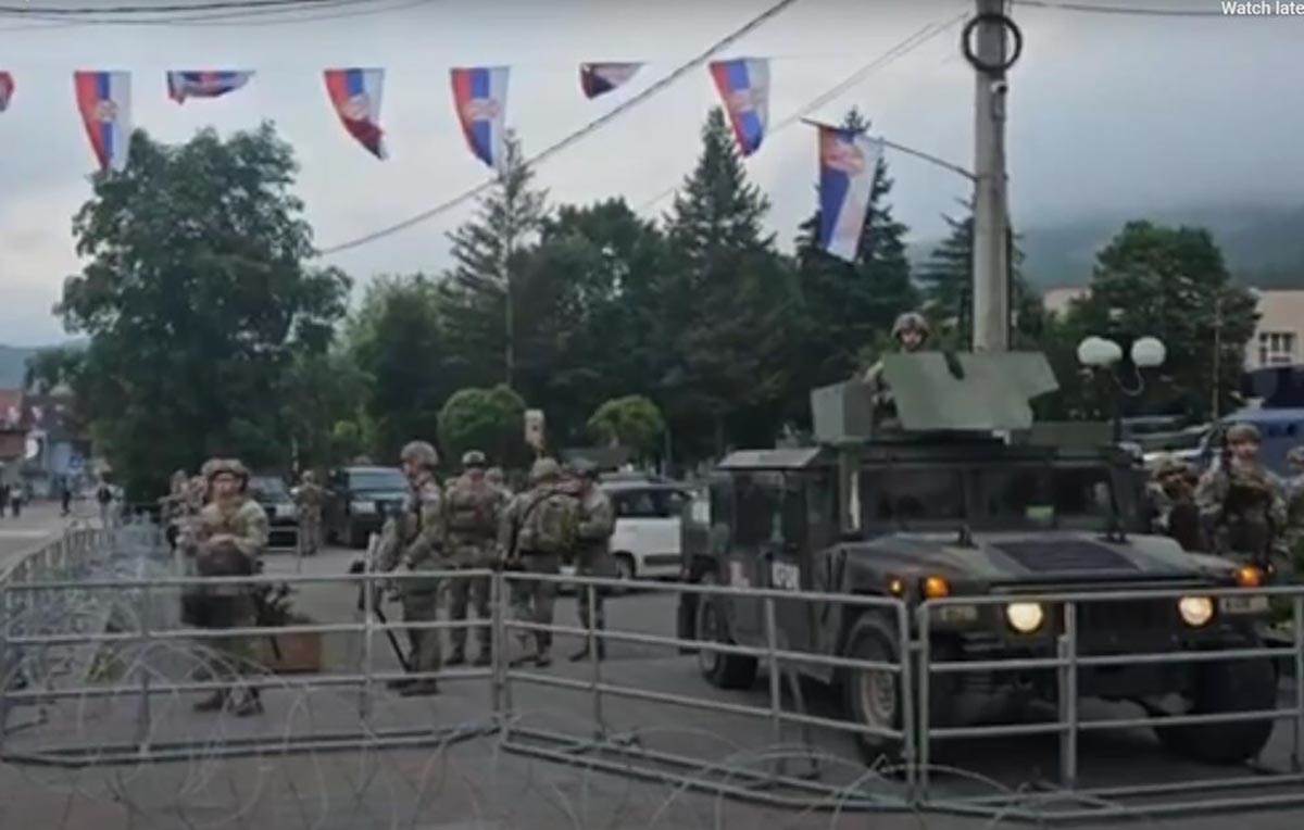 Okupljeni Srbi u Zvečanu zahtevaju da se specijalna policija povuče. Uzvikuju idite, idite i ovo je Srbija (12).jpg