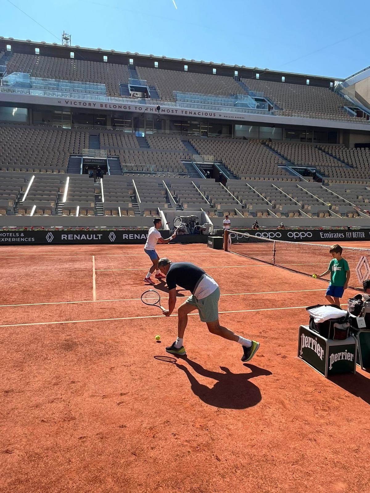 Novak trenira, Stefan pomaže (3).jpg