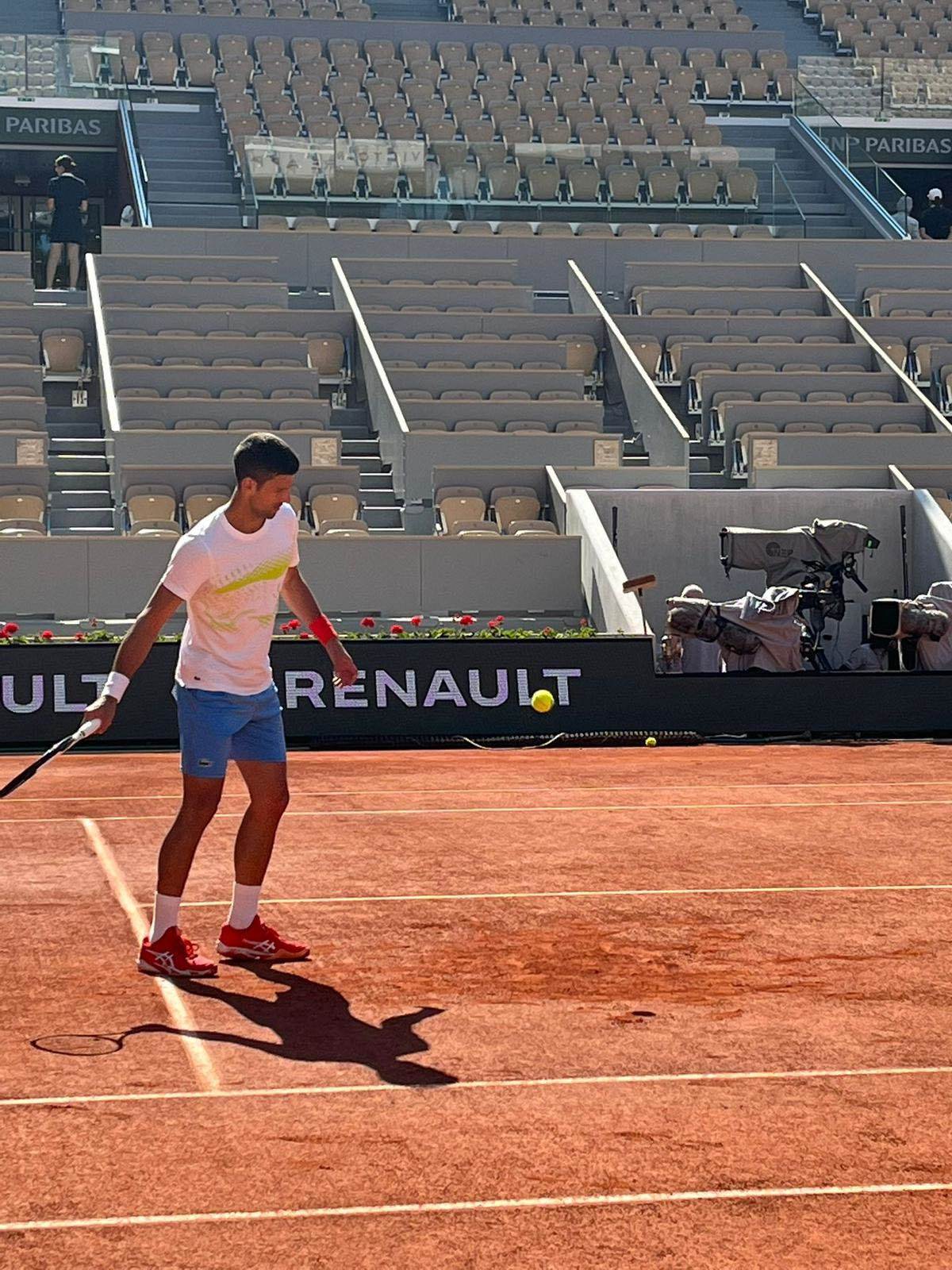 Novak trenira, Stefan pomaže (2).jpg