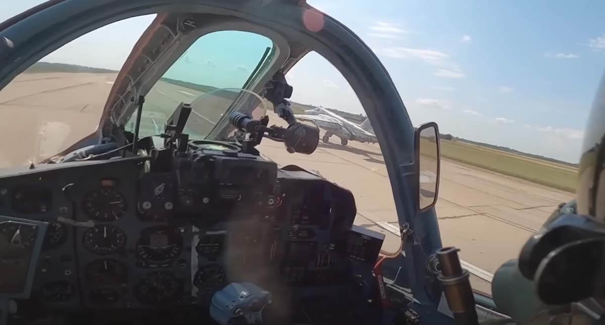 Avion sukhoi su-25 3.jpg