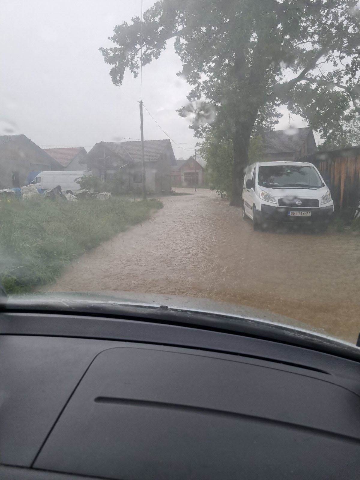 Katastrofa u Kosjeriću, poplavljeno preko 20 kuća  (4).jpg