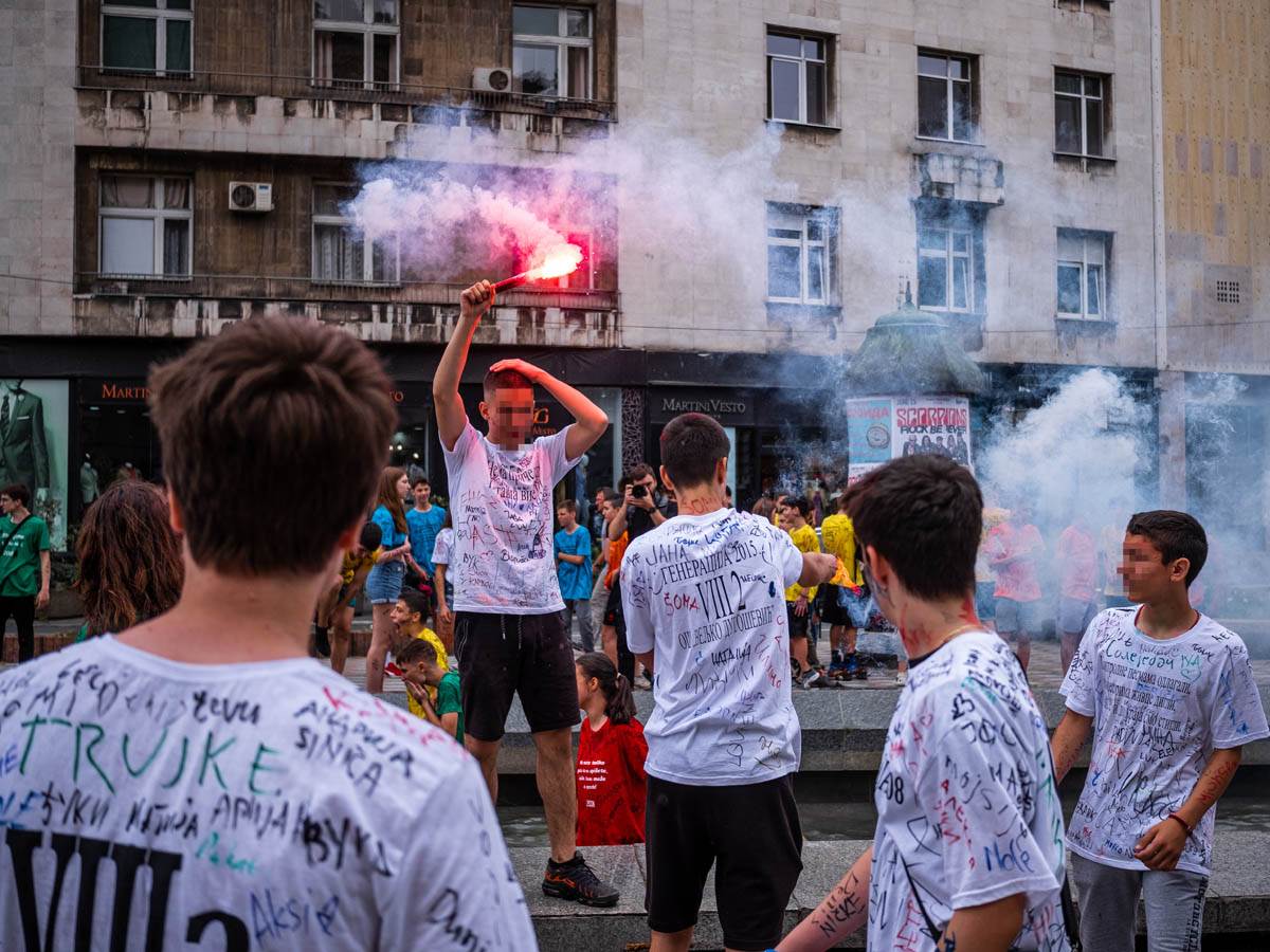 maturanti_fontana_kraj_škole_stefan_stojanović_2.jpg
