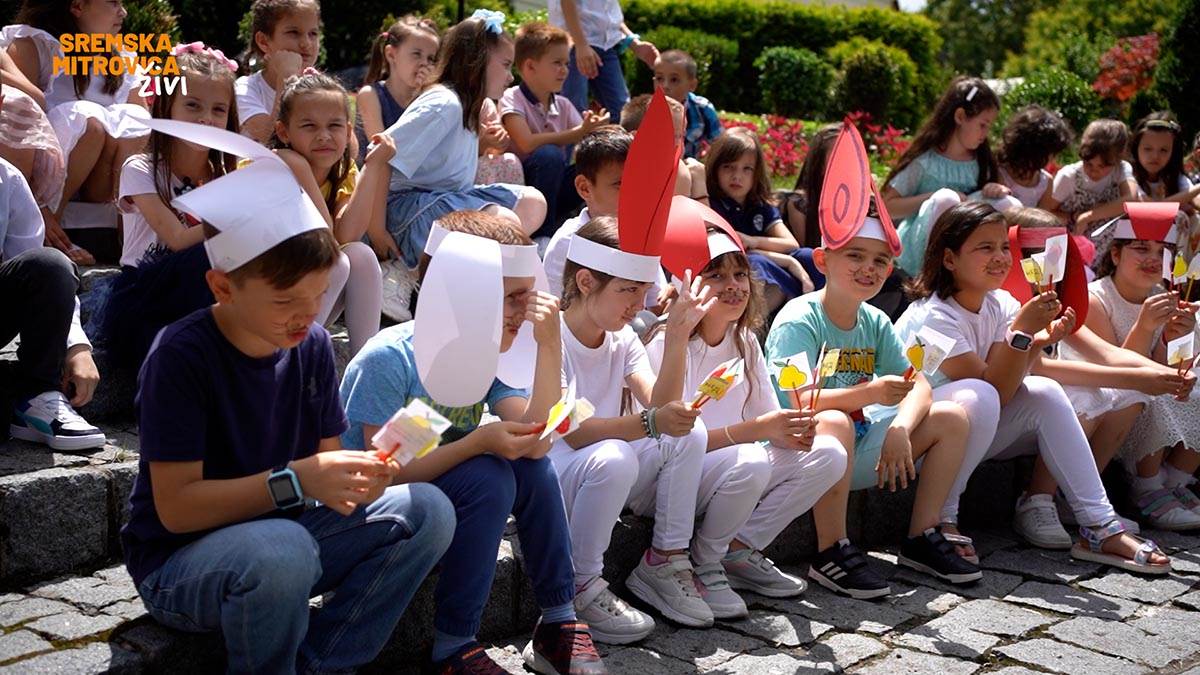 - 16x9.00_00_08_05.Still038.jpg