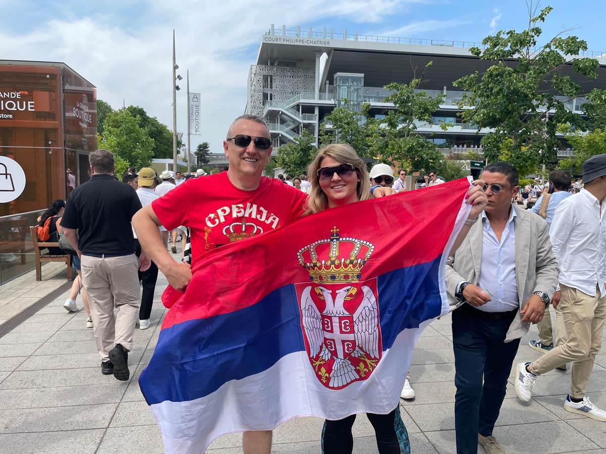 Novakovi navijači u Parizu (2).jpg