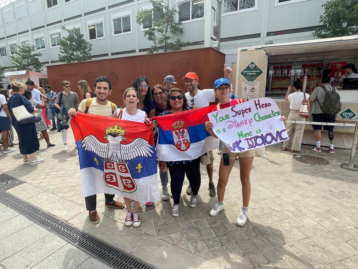 Novakovi navijači u Parizu (4).jpg