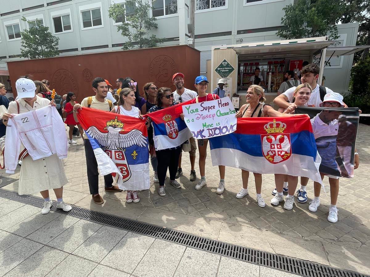 Novakovi navijači u Parizu (5).jpg