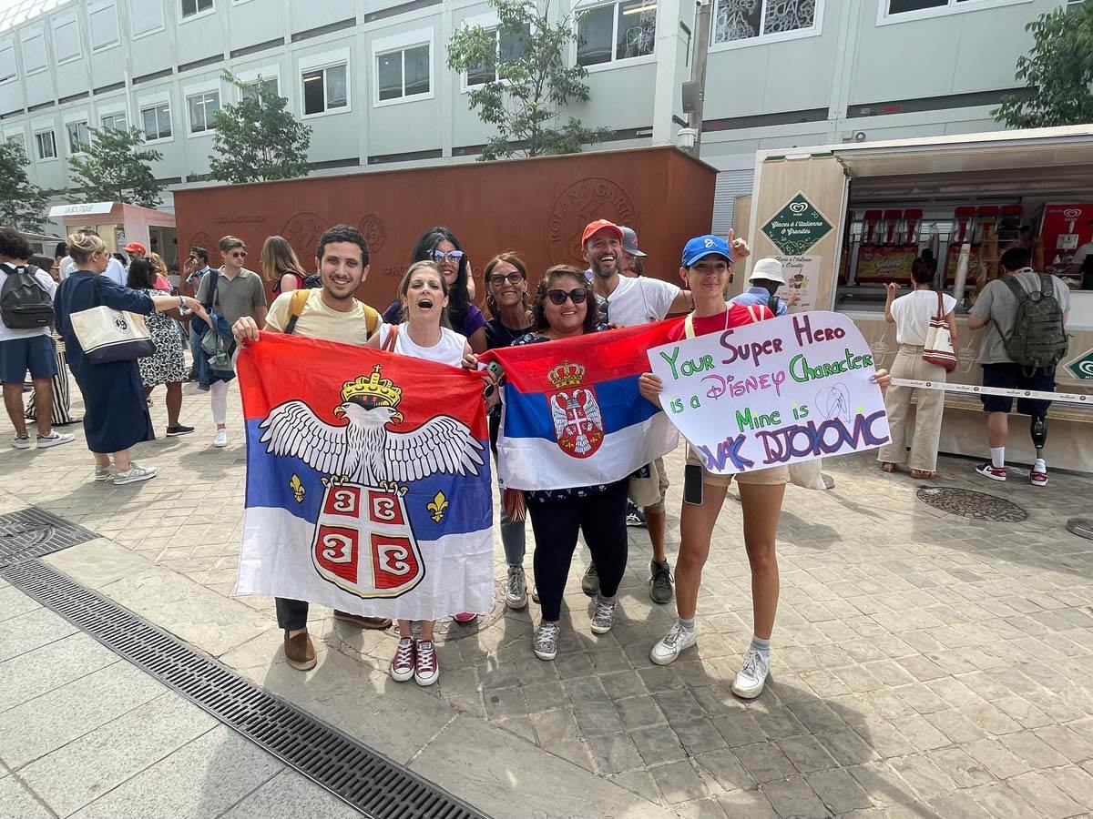 Novakovi navijači u Parizu (6).jpg