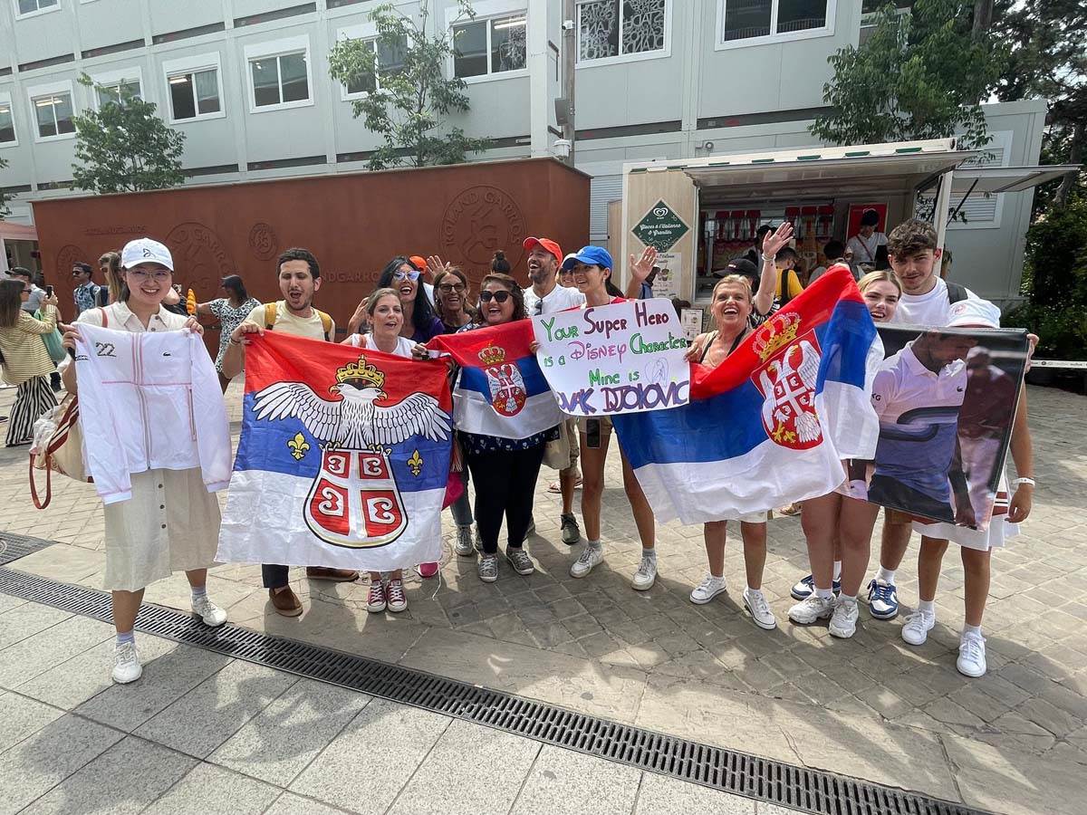 Novakovi navijači u Parizu (7).jpg