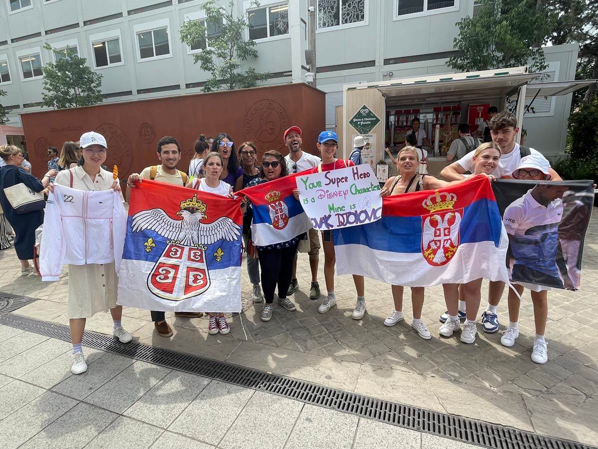 Novakovi navijači u Parizu (8).jpg