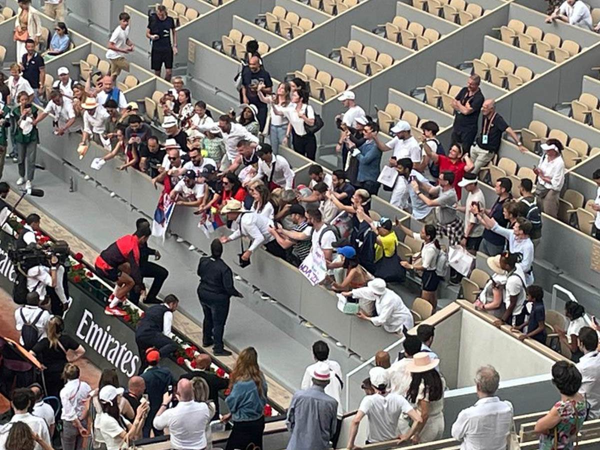 Novak preskočio ogradu zbog srpskih navijaca1.jpg