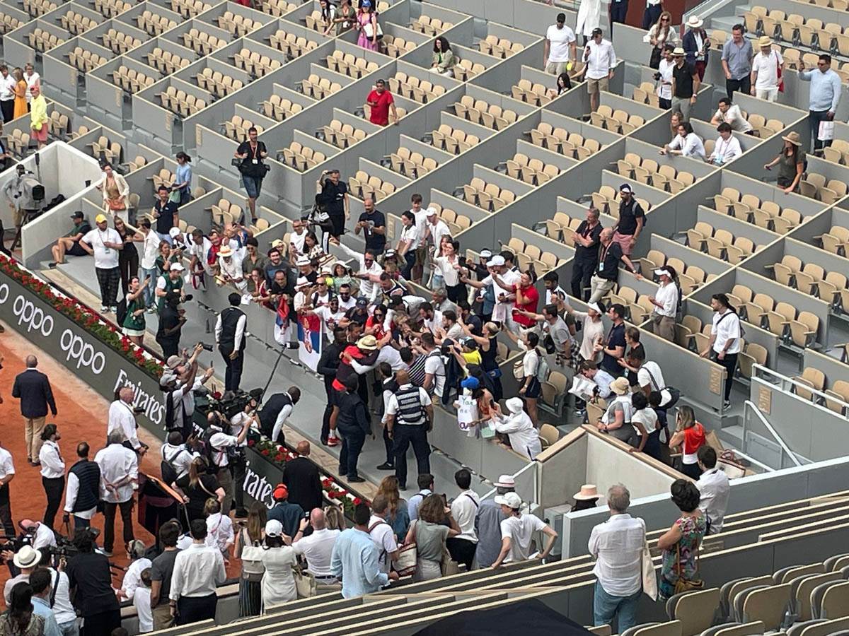 Novak preskočio ogradu zbog srpskih navijaca2.jpg