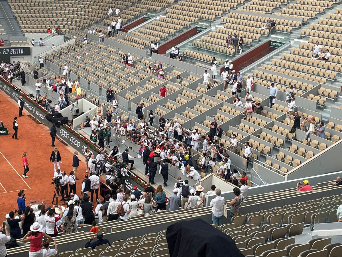 Novak preskočio ogradu zbog srpskih navijaca3.jpg