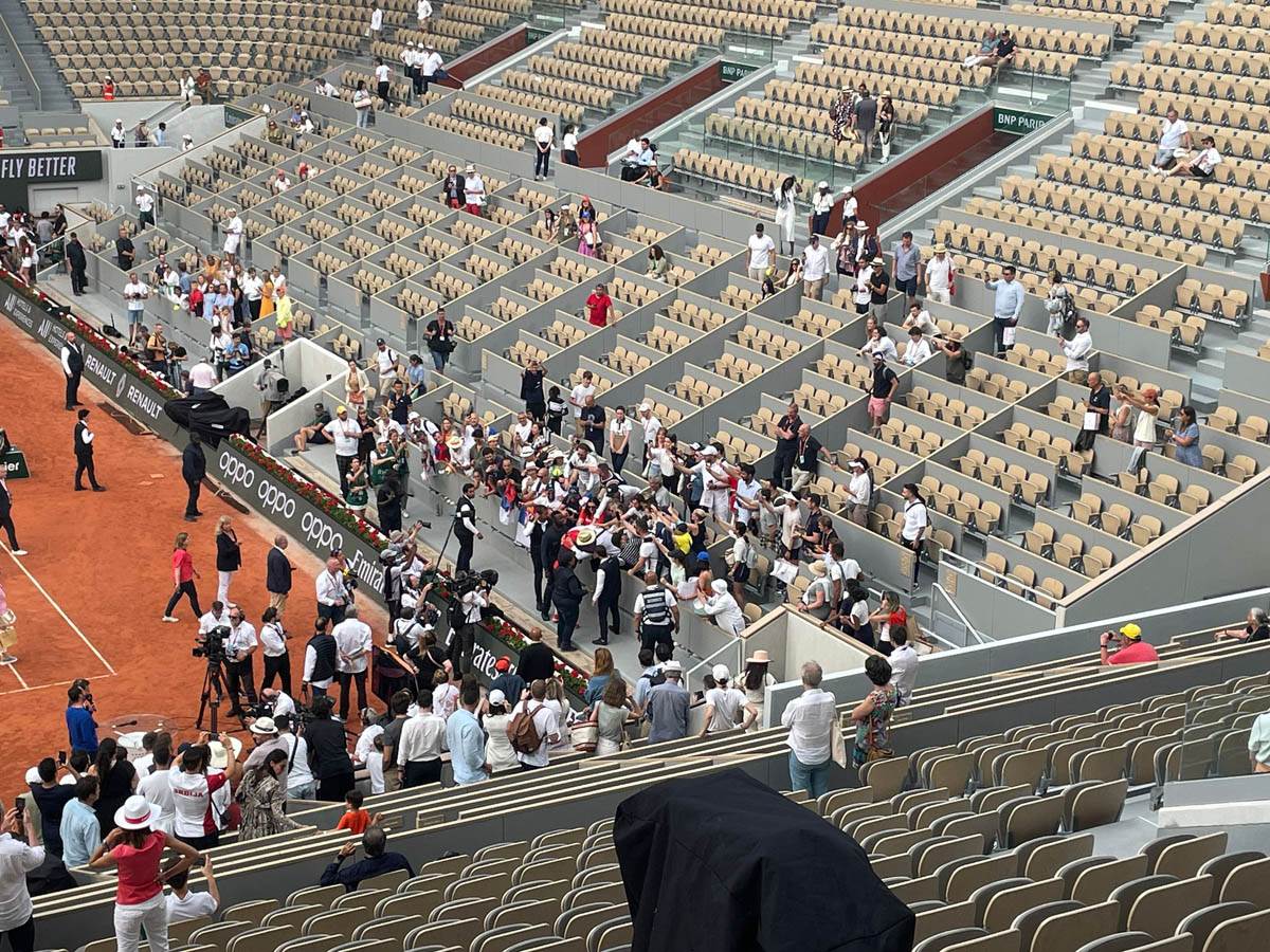 Novak preskočio ogradu zbog srpskih navijaca5.jpg