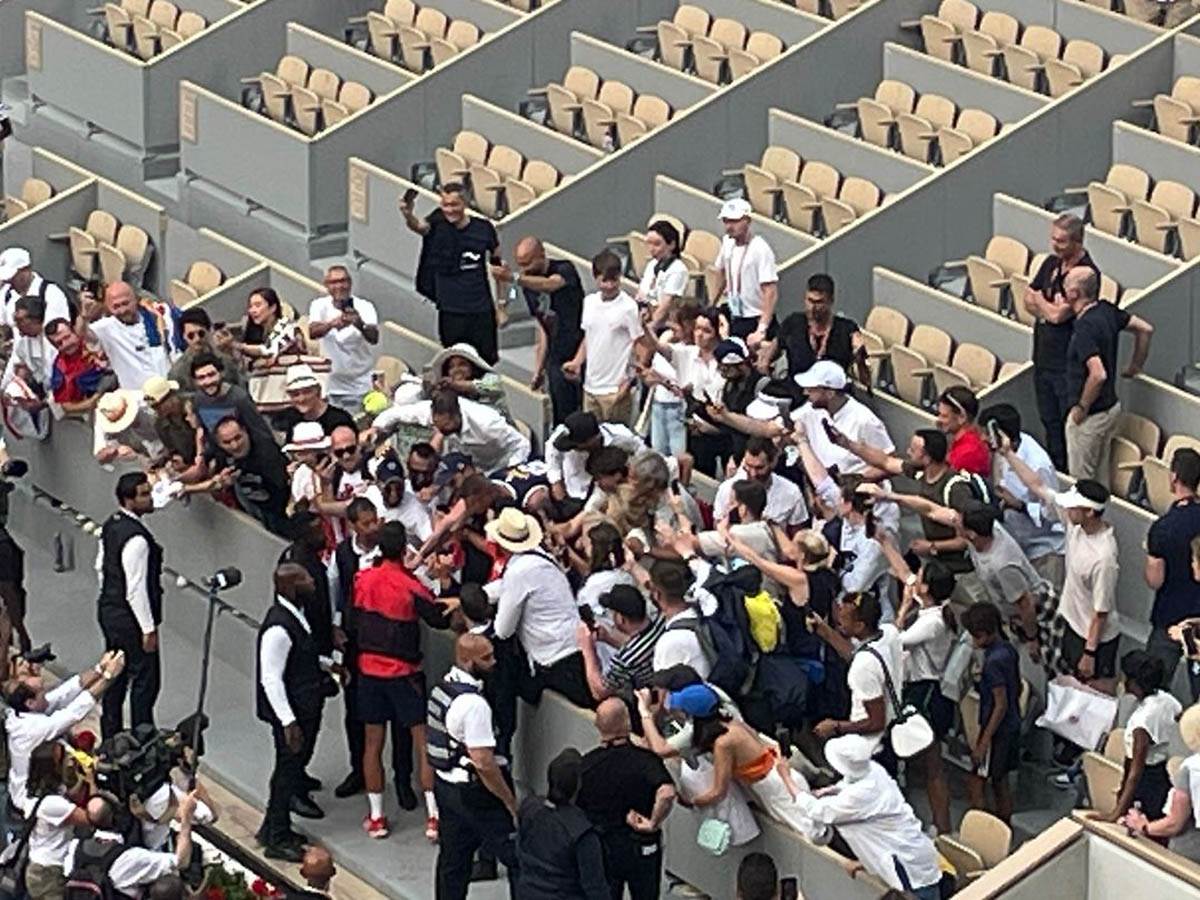 Novak preskočio ogradu zbog srpskih navijaca6.jpg