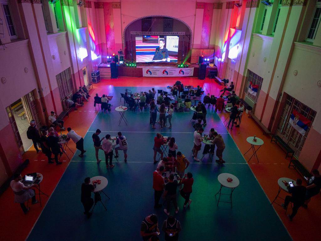 Sombor navijači Denvera gledaju utakmicu