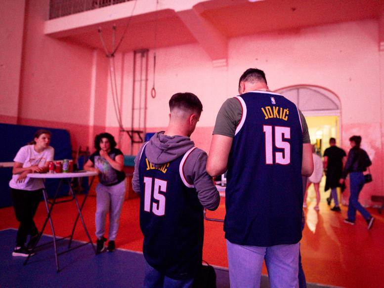 Sombor navijači Denvera gledaju utakmicu