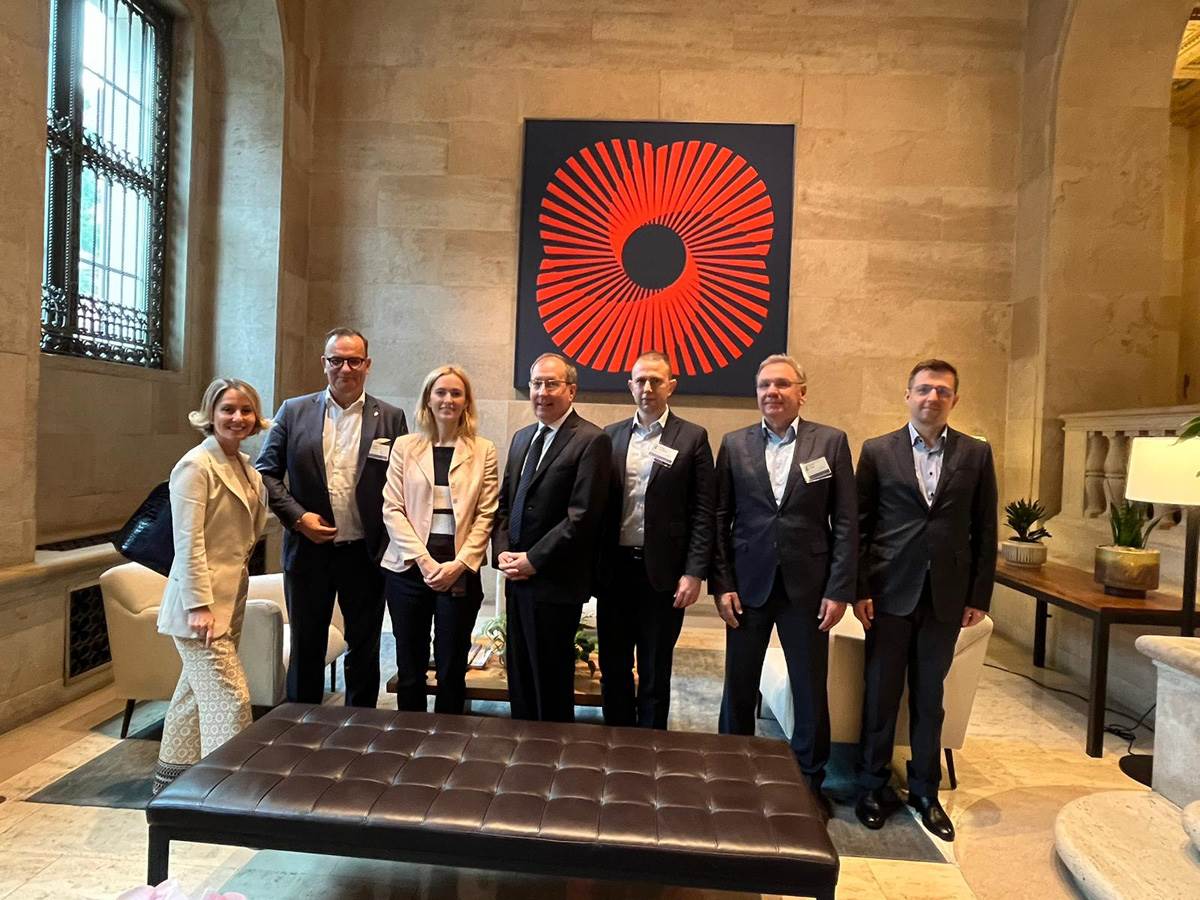 AmCham delegacija sa predstavnicima američke Privredne komore - Džon Marfi i Ivana Zuzul.jpg