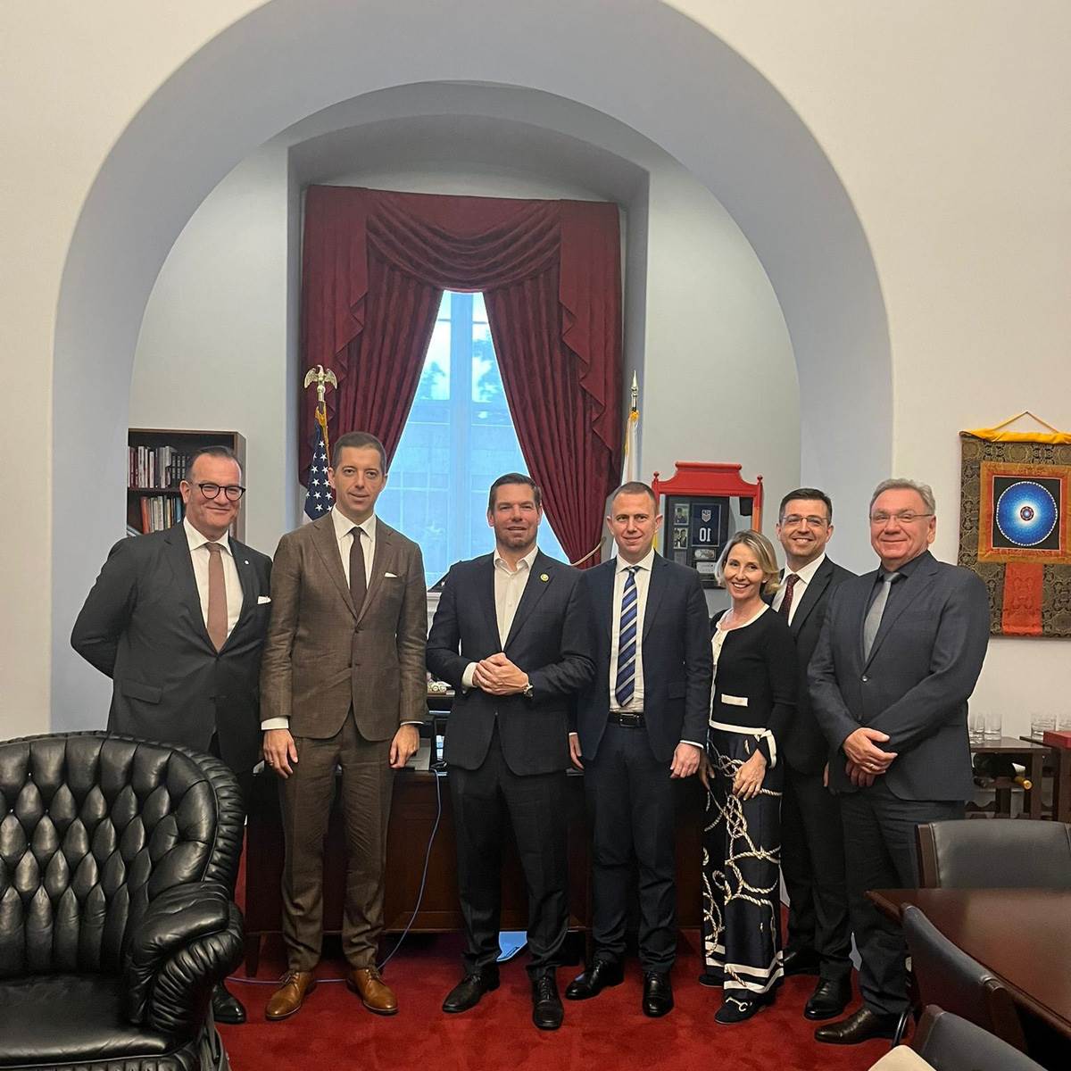 AmCham delegacija, ambasador Đurić i kalifornijski kongresmen Eric Swowel.jpg