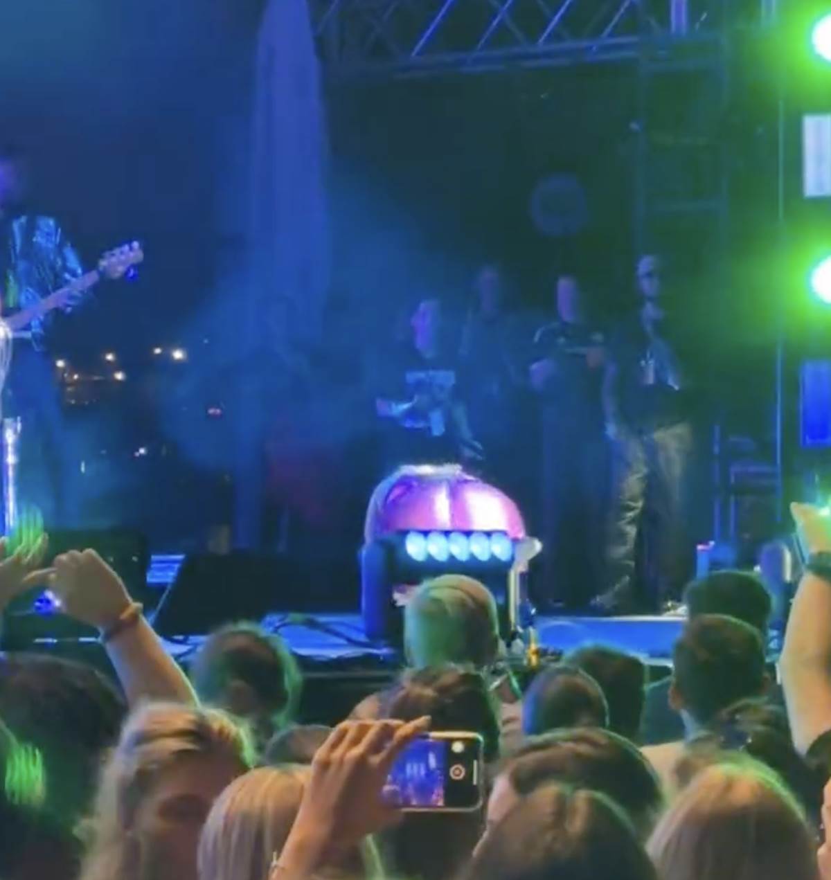 bebe rexha pogođena telefonom u glavu 4.png