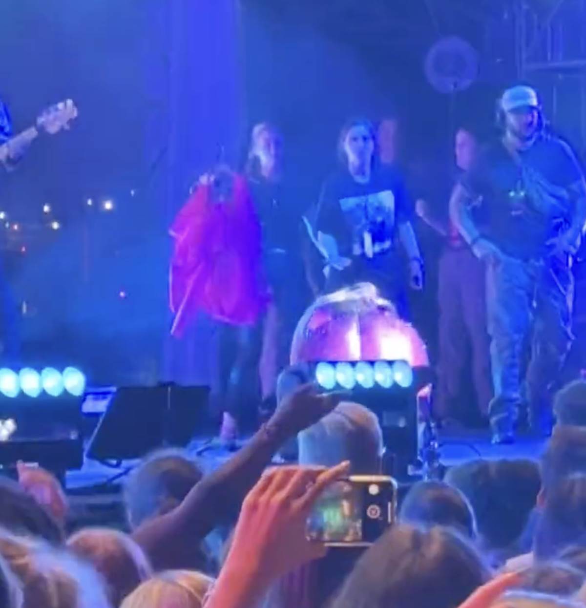 bebe rexha pogođena telefonom u glavu 6.png