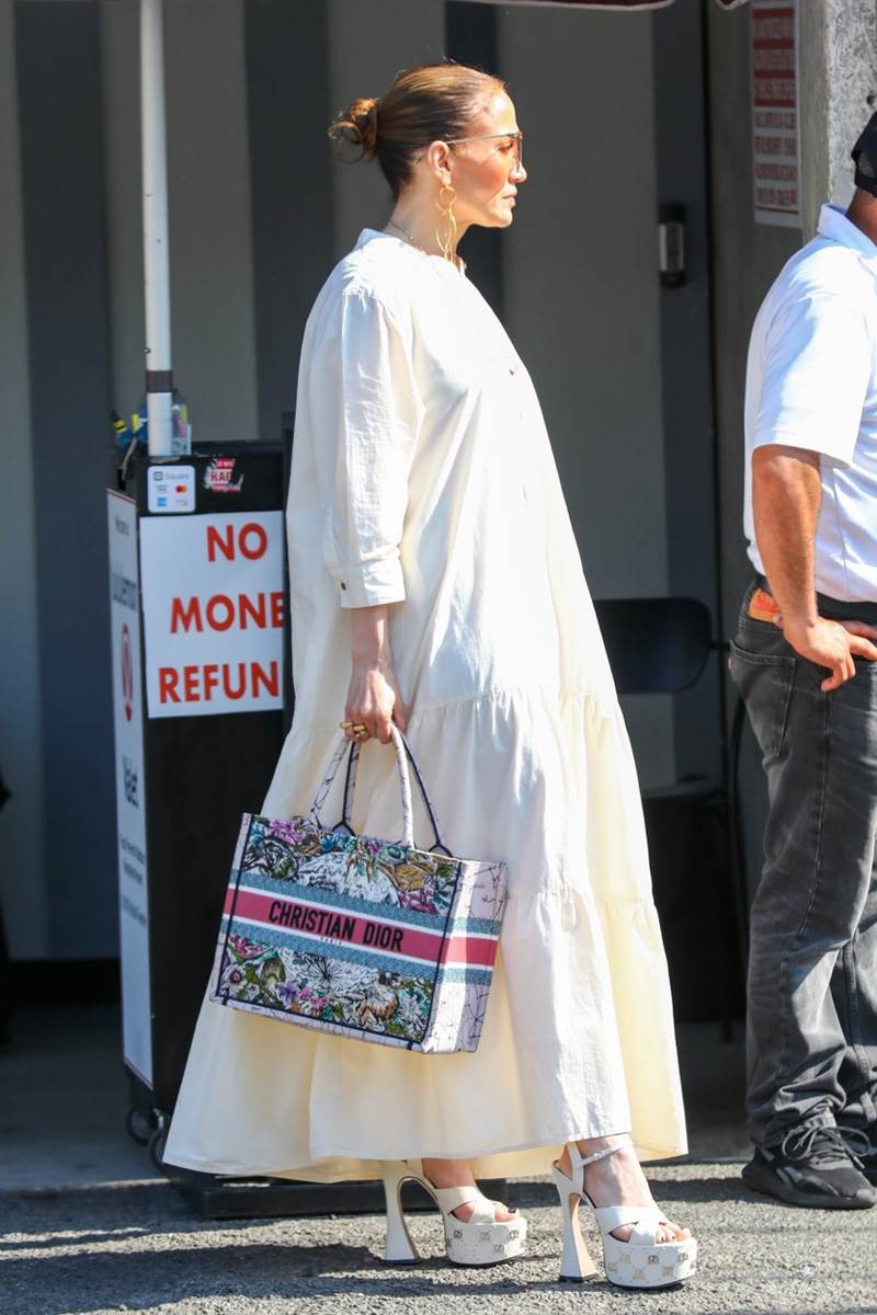 Dženifer Lopez u dnevnoj haljini (5).jpg