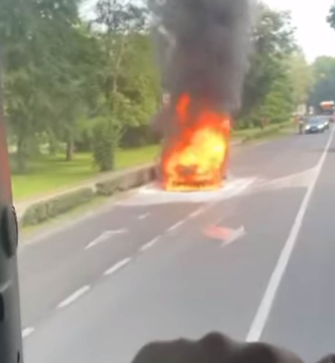 Zapaljen automobil (2).jpg