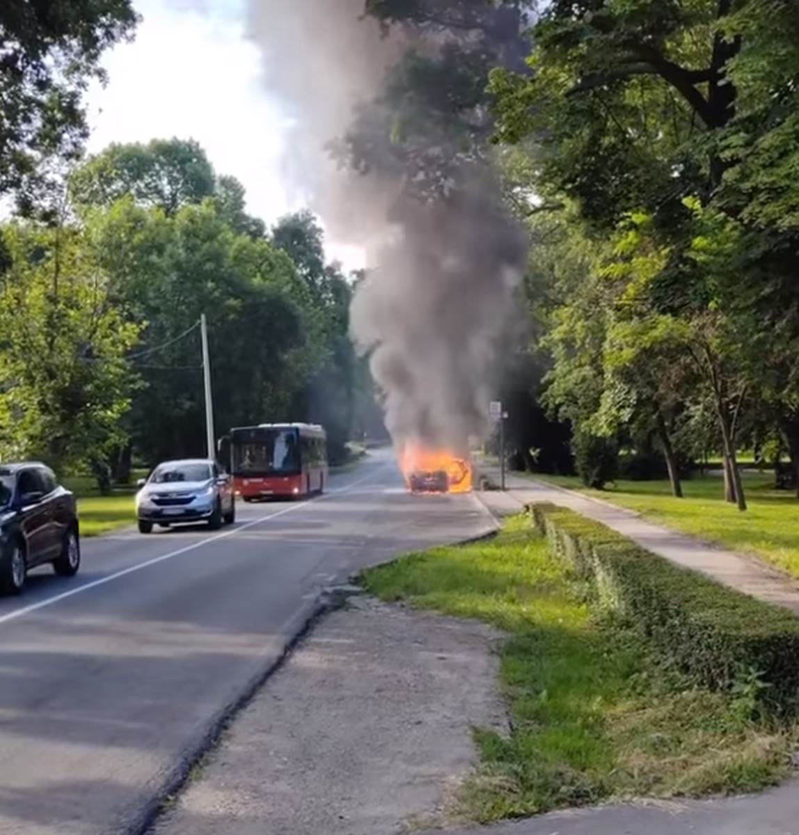 Zapaljen automobil (5).jpg