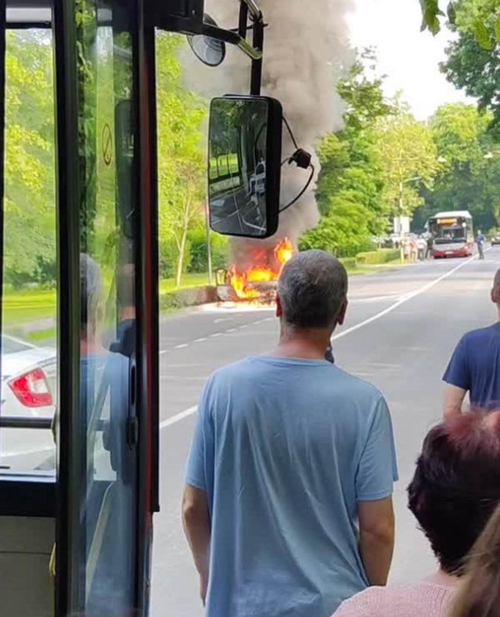 Zapaljen automobil (6).jpg