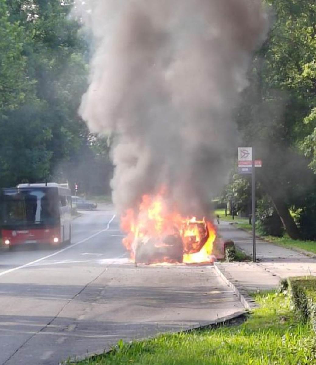 Zapaljen automobil (9).jpg