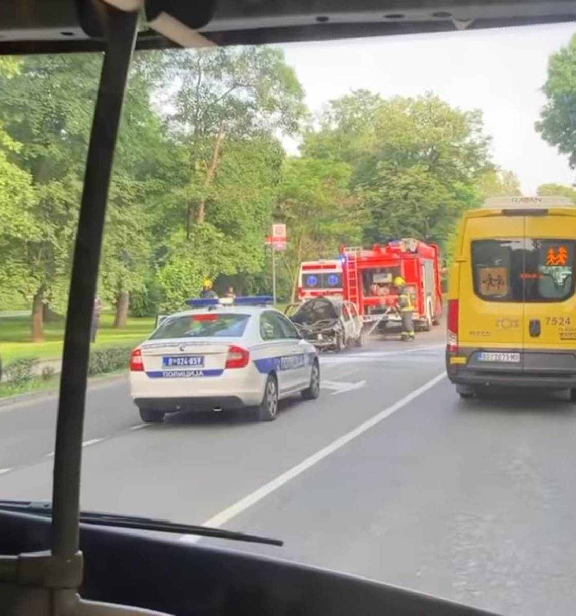 Zapaljen automobil (11).jpg