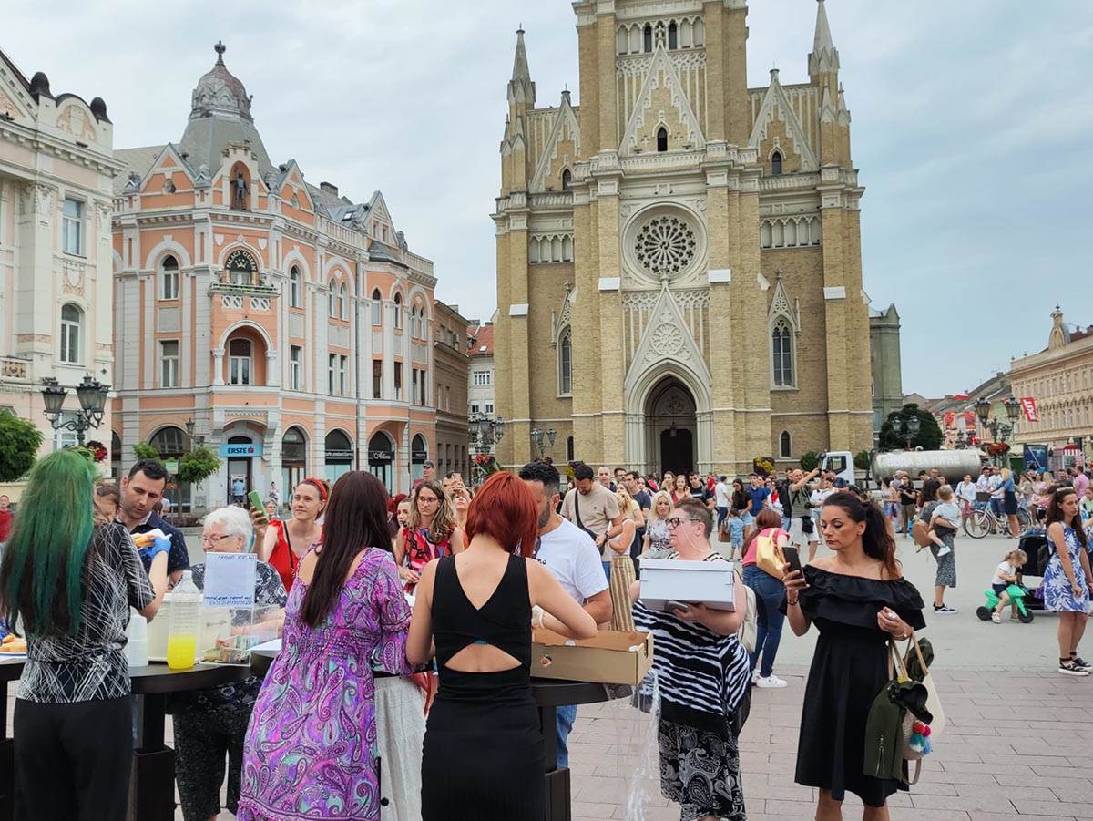 Devojčica koja skuplja novac za Oca (3).jpg