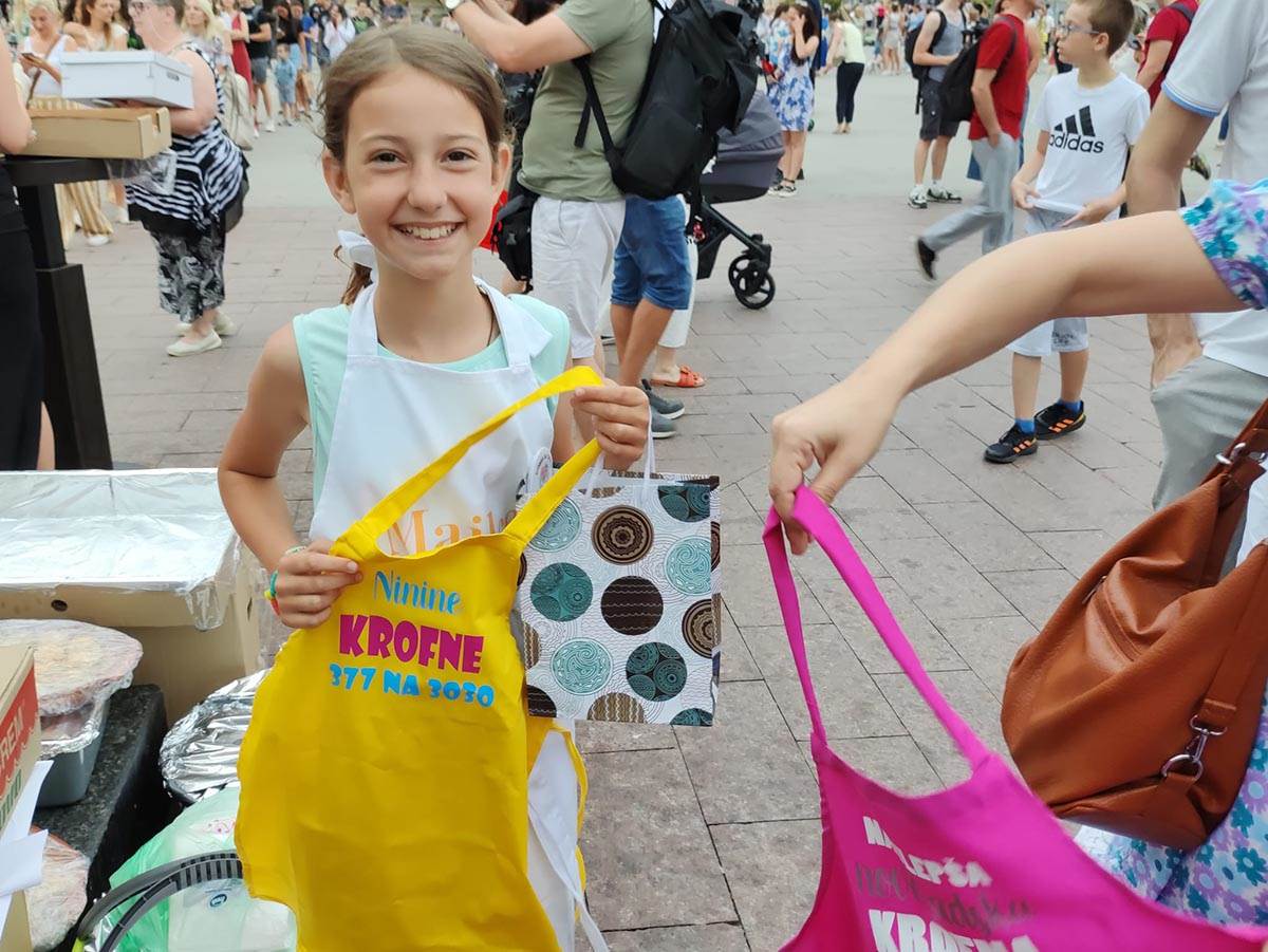 Devojčica koja skuplja novac za Oca (2).jpg