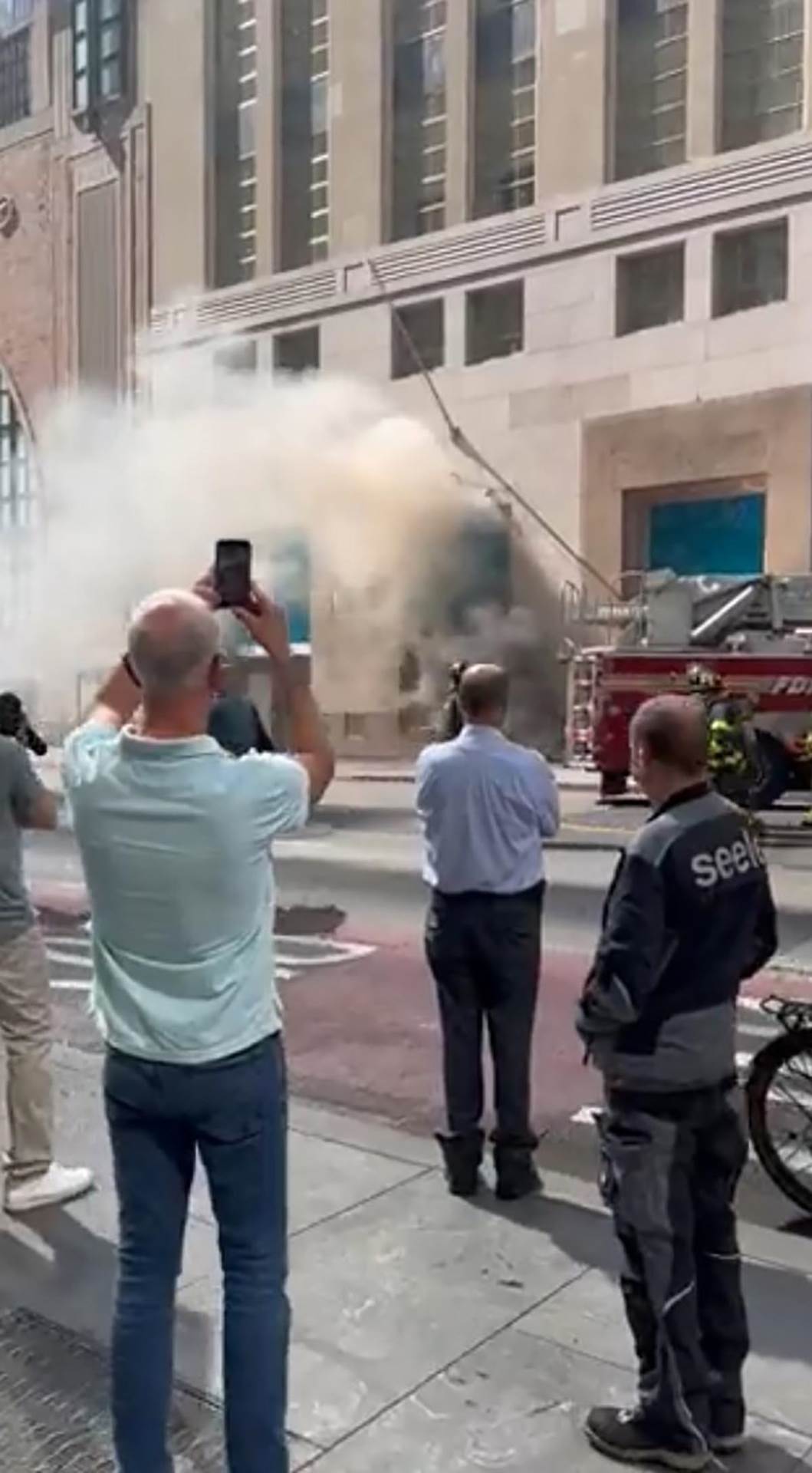 Dim od požara ispod Tiffani & Co na Menhetnu raste. Čuje se glasan zvuk udaranja. Stiže još vatrogasnih vozila (2).jpg