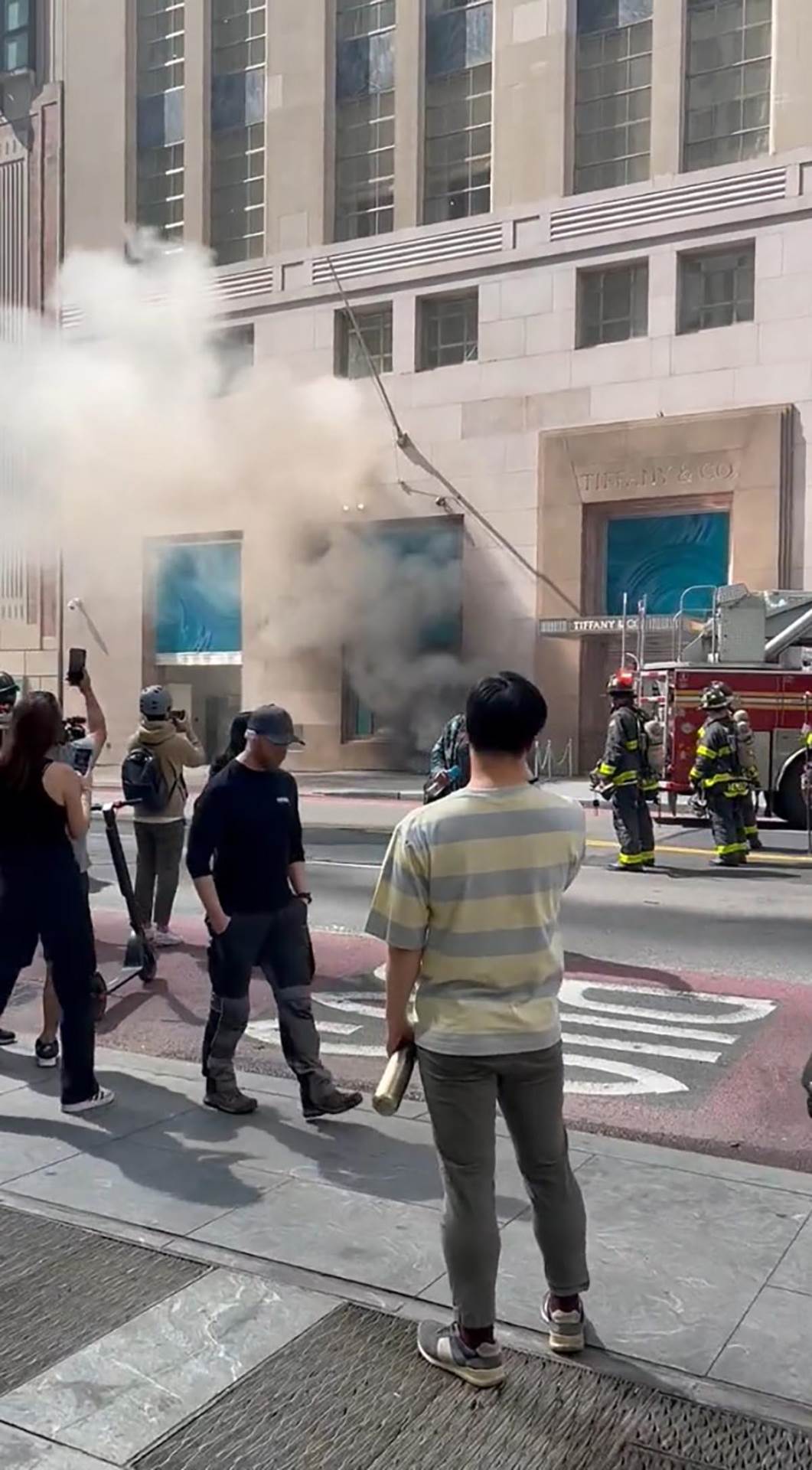 Dim od požara ispod Tiffani & Co na Menhetnu raste. Čuje se glasan zvuk udaranja. Stiže još vatrogasnih vozila (1).jpg