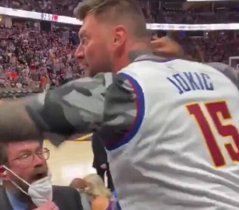 nikola jokic grli saigrace i trenere iskljucenje svlacionica nba liga