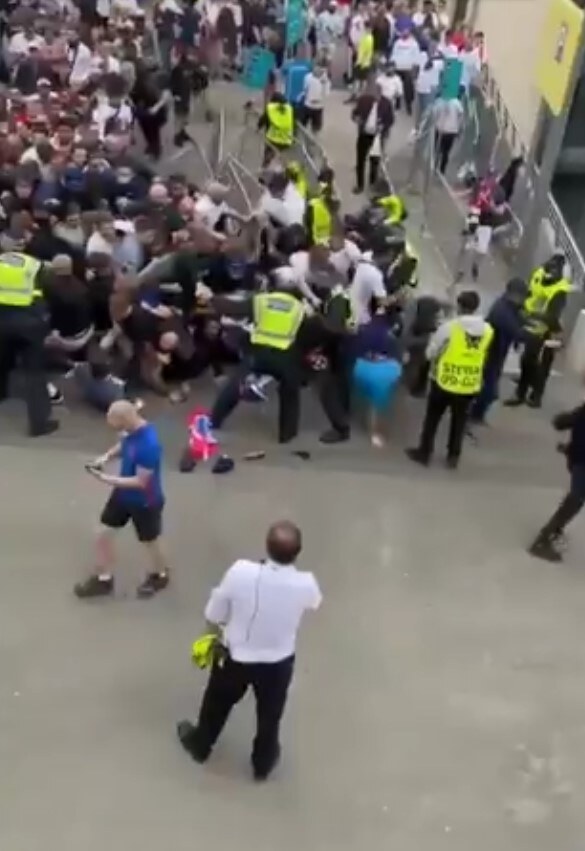 finale engleska italija navijaci upali na stadion