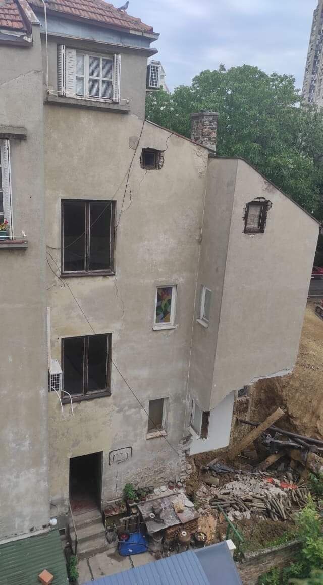 Ponovo se sručio deo zgrade na Vračaru