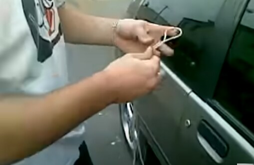 Kako otključati auto pertlom