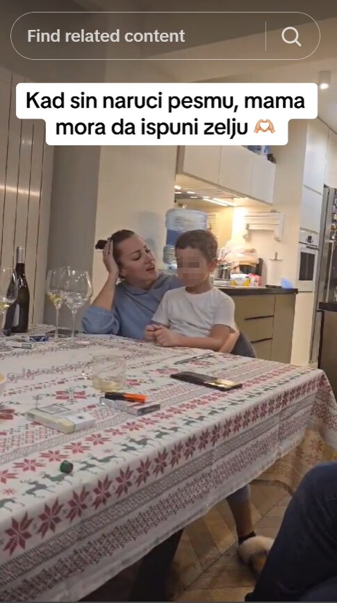 Aleksandra Prijović sa sinom Aleksandrom u kući
