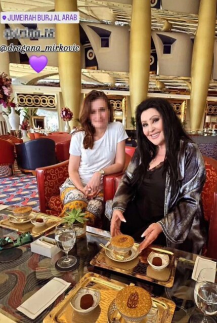 Dragana Mirković pije kafu u Dubaiju