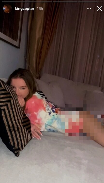 Ema Cepter pozira bez donjeg veša