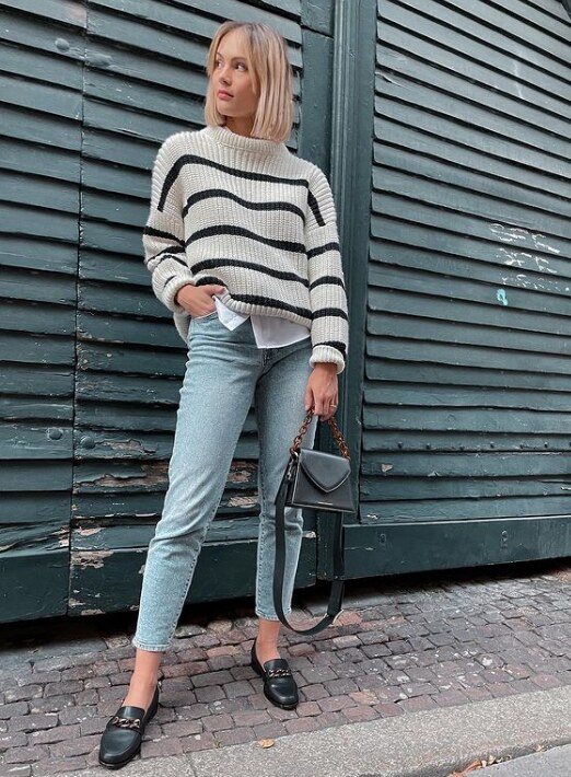 Mom jeans farmerke se odlično slažu uz mokasine.