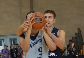 Bogdan Bogdanović uči saigrača da šutira levom rukom